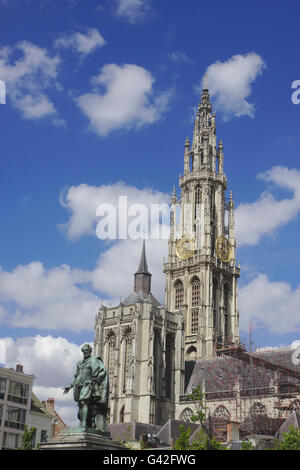 Statua di Rubens sulla Groenplaats (quadrato verde) e la Cattedrale di Nostra Signora (Onze-Lieve-Vrouvekathedraal), Belgio, Anversa Foto Stock