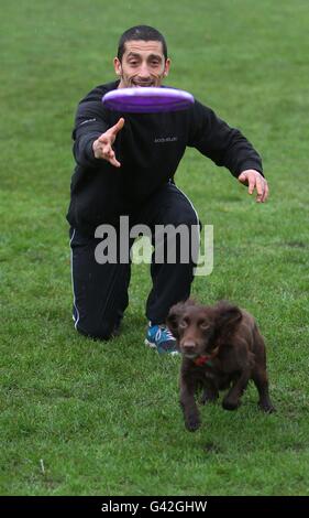 Mickey Cunningham, un personal trainer di Body Studio ginnastica esercizi con Zak per promuovere la nuova guida di mantenimento in forma dell'assicuratore di animali domestici Petplan per aiutare i proprietari di animali domestici a rimanere in forma e in salute, a Haggerston Park, nella parte est di Londra. PREMERE ASSOCIAZIONE foto. Data immagine: Martedì 25 gennaio 2011. Petplan ha lavorato con Mickey Cunningham per creare alcuni esercizi che si possono fare specificamente con il vostro cane. Il credito fotografico dovrebbe essere: Geoff Caddick/PA Foto Stock