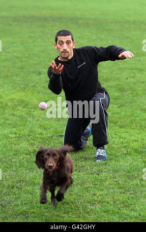 Mickey Cunningham, un personal trainer di Body Studio ginnastica esercizi con Zak per promuovere la nuova guida di mantenimento in forma dell'assicuratore di animali domestici Petplan per aiutare i proprietari di animali domestici a rimanere in forma e in salute, a Haggerston Park, nella parte est di Londra. PREMERE ASSOCIAZIONE foto. Data immagine: Martedì 25 gennaio 2011. Petplan ha lavorato con Mickey Cunningham per creare alcuni esercizi che si possono fare specificamente con il vostro cane. Il credito fotografico dovrebbe essere: Geoff Caddick/PA Wire Foto Stock