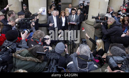 Gail Sheridan e Avvocato Aamer Anwar fanno una dichiarazione al di fuori della Corte Suprema di Glasgow a seguito della condanna del marito di Gail, ex leader del Partito Socialista Scozzese Tommy Sheridan, che è stato incarcerato per 3 anni oggi per giuria. Foto Stock