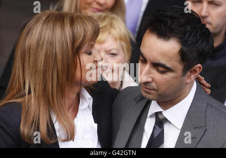 Gail Sheridan e l'Avvocato Aamer Anwar fuori Glasgow High Court a seguito della condanna del marito di Gail, ex leader del Partito Socialista Scozzese Tommy Sheridan, che oggi è stato incarcerato per 3 anni per la pergiuria. Foto Stock