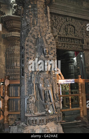 Il mohini pilastro avente una bella statua di mohini, forma femminile del signore Vishnu. chennakeshava tempio. belur, Karnataka, India Foto Stock