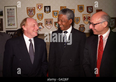 Il vice leader del Congresso Nazionale Africano Nelson Mandela incontra il leader laburista Neil Kinnock e il segretario ombra agli Esteri Gerald Kaufman alla Camera dei Comuni di Londra. Foto Stock