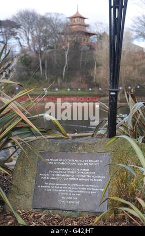 Vista generale del Maniero di Northstead Plaque a Peasholm Park, Scarborough, North Yorkshire. Foto Stock