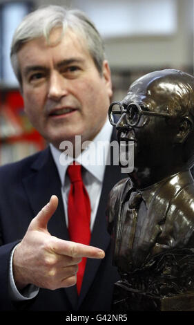 Il leader laburista scozzese Iain Grey svela una statua dell'ex leader laburista John Smith alla Coatbridge Public Library nel Lanarkshire settentrionale. Foto Stock