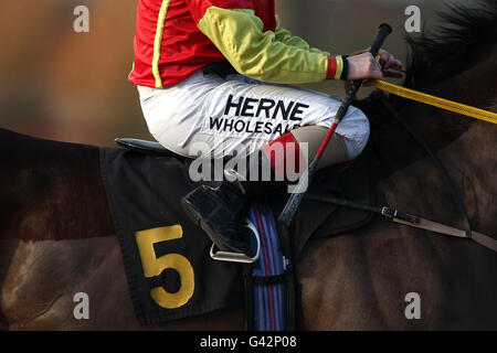 Dettaglio di un fantino seduto su un giro prima del Gioca a golf prima di correre all'ippodromo di Southwell Foto Stock