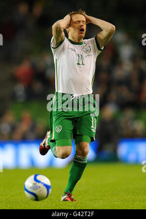 Damien Duff rues della Repubblica d'Irlanda un'occasione persa durante la partita della Carling Nations Cup all'Aviva Stadium di Dublino, Irlanda. Foto Stock