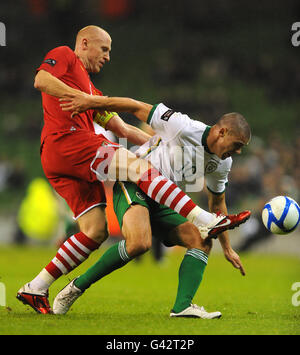 James Collins (a sinistra) del Galles e Jonathan Walters della Repubblica d'Irlanda durante la partita della Carling Nations Cup all'Aviva Stadium di Dublino, Irlanda. Foto Stock