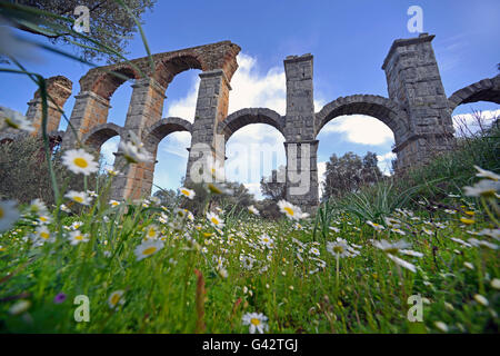 Bella antica aquaduct alla moria di Lesbo Grecia Foto Stock