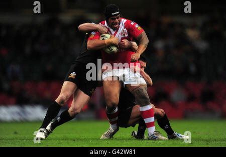 I Lincoln Withers e Ryan o'Hara (a sinistra) dei Celtic Crusaders si combinano per affrontare la Iafeta Palea'Aesina dei Salford City Reds durante la partita Engage Super League al Millennium Stadium di Cardiff. Foto Stock