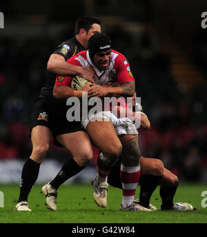 I Lincoln Withers e Ryan o'Hara (a sinistra) dei Celtic Crusaders si combinano per affrontare la Iafeta Palea'Aesina dei Salford City Reds durante la partita Engage Super League al Millennium Stadium di Cardiff. Foto Stock