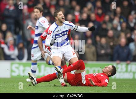 Calcio - Npower Football League Championship - Queens Park Rangers / Nottingham Forest - Loftus Road. L'Adel Taarabt di Queens Park Rangers (a sinistra) è imbrattato da Radoslaw Majewski di Nottingham Forest (a destra), che lo ha mandato via Foto Stock