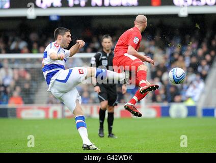 Calcio - Npower Football League Championship - Queens Park Rangers / Nottingham Forest - Loftus Road. Paul Konchesky (a destra) e Bradley Orr (a sinistra) del Queens Park Rangers combattono per la palla. Foto Stock