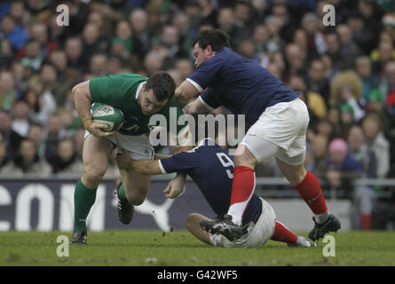 L'irlandese Cian Healy è combattuto da Morgan Parra in Francia durante la partita RBS 6 Nations all'Aviva Stadium di Dublino. Foto Stock