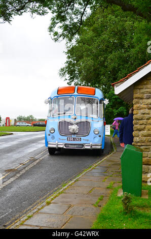 1958 bedford sb3 duple vega charabanc heartbeat bus country tour goathland North Yorkshire England Regno Unito aidensfield Foto Stock