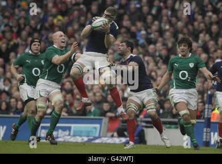 Paul o'Connell, irlandese, affronta l'Imanol Harinordoquy francese durante la partita RBS 6 Nations all'Aviva Stadium di Dublino. Foto Stock