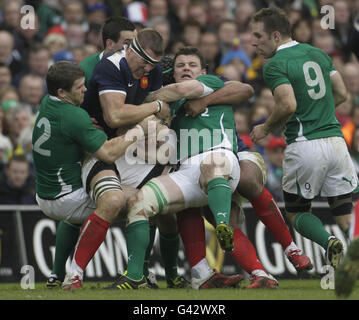 Brian o'Driscoll, irlandese, affronta l'Imanol Harinordoquy francese durante la partita RBS 6 Nations allo stadio Aviva di Dublino. Foto Stock