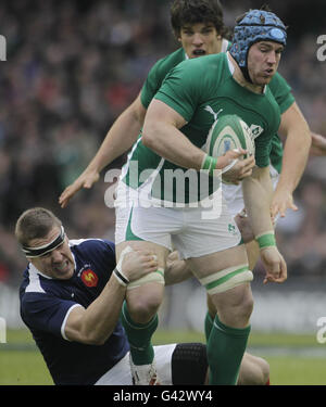 Il Sean o'Brien irlandese affronta l'Imanol Harinordoquy francese durante la partita RBS 6 Nations allo stadio Aviva di Dublino. Foto Stock