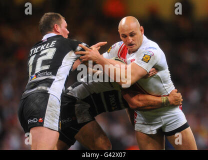 Hull Kingston Rovers' Mick Vella (a destra) è affrontato da Hanny Tickle e Sam Moa del Hull FC durante la partita Engage Super League al Millennium Stadium di Cardiff. Foto Stock