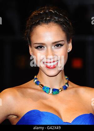 Jessica Alba arriva al 2011 Orange British Academy Film Awards presso la Royal Opera House di Covent Garden, Londra. Foto Stock