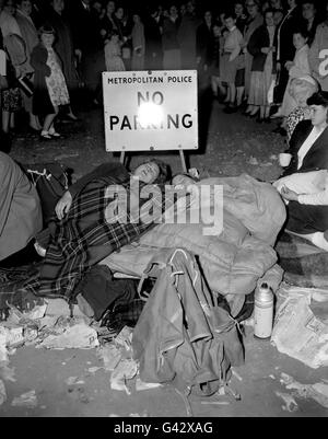 L'avviso della polizia dice 'No Parking' ma queste due ragazze australiane - Helen MacGill, a sinistra, e Beverley Lane, hanno assestato nel Mall per assicurarsi di una buona vista della processione di nozze della principessa Margaret e Antony Armstrong-Jones Foto Stock