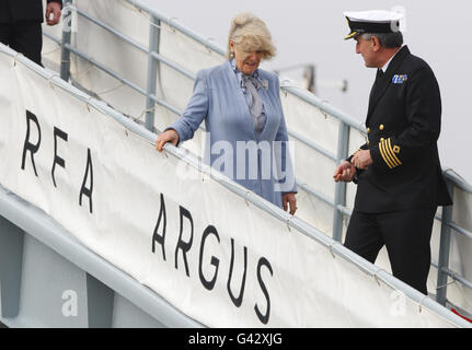 Camilla incontra nave ospedale equipaggio Foto Stock