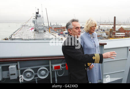 Camilla incontra nave ospedale equipaggio Foto Stock