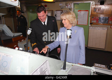 Camilla incontra nave ospedale equipaggio Foto Stock