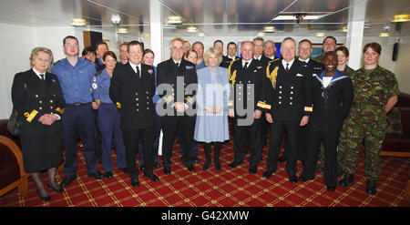 Camilla incontra nave ospedale equipaggio Foto Stock