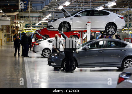 Lavoratori presso LO stabilimento MG Motors Longbridge di Birmingham, dove l'azienda ha presentato oggi il suo nuovo logo aziendale. Foto Stock