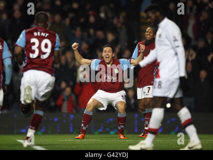 Darren Bent di Aston Villa celebra il punteggio di apertura Il gioco con Stewart Downing (centro) Foto Stock