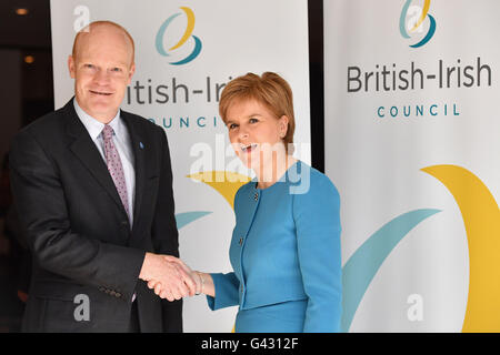 Gavin St Pier, Primo Ministro del Governo di Guernsey, incontra il primo ministro di Scozia Nicola Storione come egli arriva per il British consiglio irlandese di Glasgow. Foto Stock