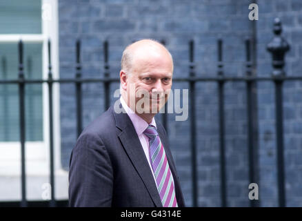 Chris Grayling,segretario di Stato dei trasporti,al 10 di Downing Street per Theresa Maggio la prima riunione del gabinetto Foto Stock