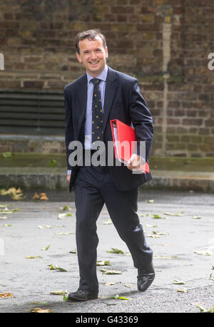 Il nuovo Segretario di Stato per il Galles,Alun Cairns a Downing Street per una riunione del gabinetto dopo il suo nuovo appuntamento Foto Stock