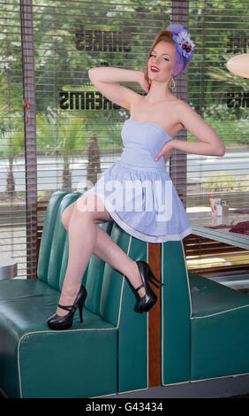 Anni sessanta look pin up girl in un American diner Foto Stock