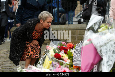 Rosie WINTERTON MP stabilisce un omaggio floreale in Birstall, West Yorkshire, dopo il lavoro MP Jo Cox è stato girato e pugnalato a morte in strada al di fuori del suo collegio consigli chirurgia. Foto Stock