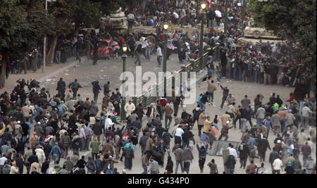 I manifestanti anti anti anti-governo si scontrano violentemente con i sostenitori del presidente Hosni Mubarak in piazza Tahrir al Cairo oggi, mentre gli sconvolgimenti politici egiziani hanno preso una nuova pericolosa svolta. Foto Stock