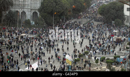 I manifestanti anti anti anti-governo si scontrano violentemente con i sostenitori del presidente Hosni Mubarak in piazza Tahrir al Cairo oggi, mentre gli sconvolgimenti politici egiziani hanno preso una nuova pericolosa svolta. Foto Stock