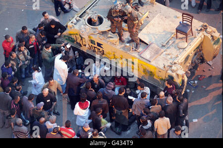 La scena in Piazza Tahrir, il Cairo, Egitto, quando i manifestanti anti anti-governo si scontrano violentemente con i sostenitori del presidente Hosni Mubarak mentre lo sconvolgimento politico egiziano ha preso una nuova pericolosa svolta. Foto Stock