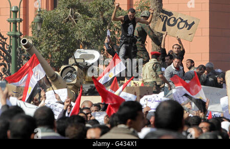 La scena in Piazza Tahrir, il Cairo, Egitto, quando i manifestanti anti anti-governo si scontrano violentemente con i sostenitori del presidente Hosni Mubarak mentre lo sconvolgimento politico egiziano ha preso una nuova pericolosa svolta. Foto Stock