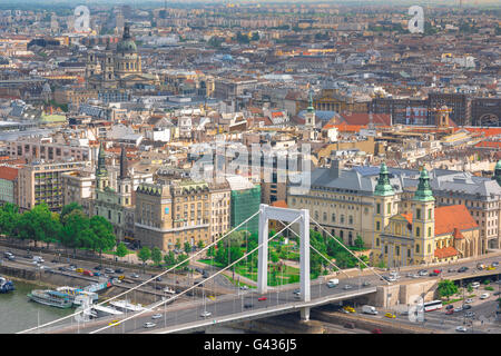 Budapest cityscape antenna, il Belvaros zona di Budapest con l'Erzsebet hid (ponte) in primo piano, Ungheria. Foto Stock