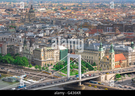 Belvaros Budapest Ungheria, veduta aerea della zona Belvaros di Budapest con l'Erzsebet hid (ponte) in primo piano, Ungheria. Foto Stock