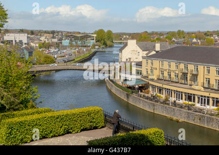 L'uomo godendo della vista sul Fiume Nore e John's Bridge dal parco al Castello di Kilkenny, Kilkenny, nella Contea di Kilkenny, Irlanda. Foto Stock