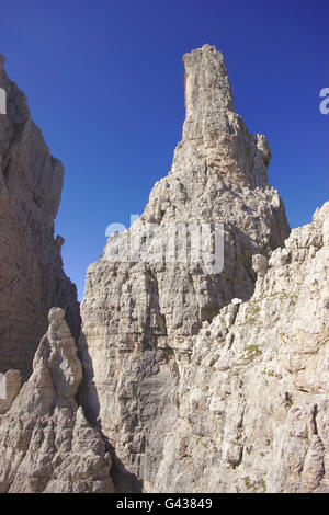 Il Brenta, due alpinisti sul Campanile Basso (Guglia), sulle bocchette Centrale, Italia Foto Stock