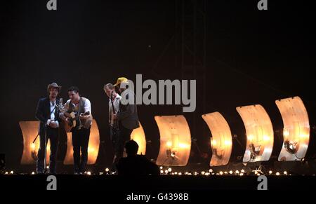 Brit Awards 2011 - Mostra - Londra. Mumford & Sons si esibiscono sul palco durante i Brit Awards 2011 alla O2 Arena di Londra. Foto Stock