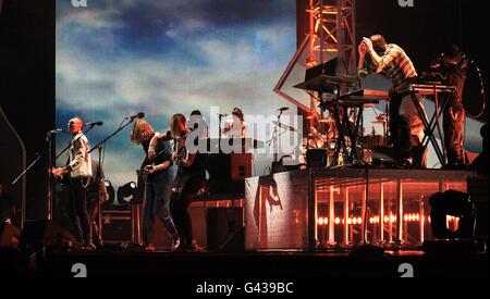 Arcade Fire si esibir sul palco durante i 2011 Brit Awards all'O2 Arena di Londra. Foto Stock