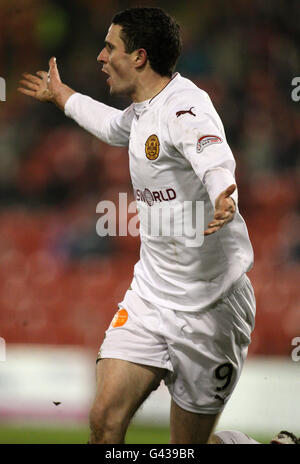 Motherwell's Jamie Murphy celebra il punteggio durante la partita della Clydesdale Bank Scottish Premier League al Pittodrie Stadium di Aberdeen. Foto Stock