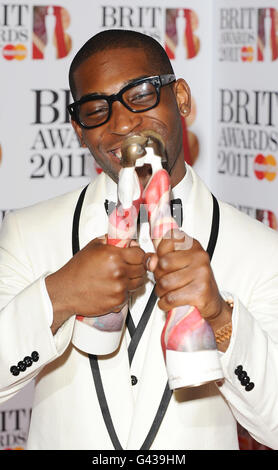 Tinie Tempah dopo aver vinto i Best British Single e British Breakthrough Brit Awards 2011 all'O2 di Londra. Foto Stock