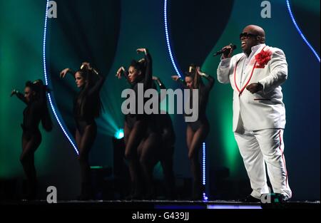 CEE lo Green si esibisce sul palco durante i 2011 Brit Awards all'O2 Arena di Londra. Foto Stock