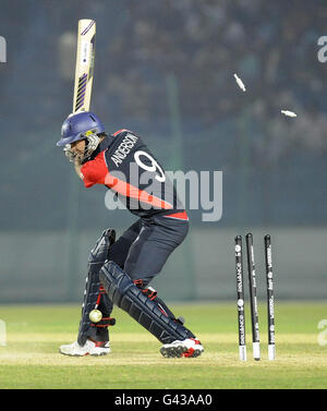 Cricket - Coppa del mondo ICC 2011 - Warm Up Match - Inghilterra / Pakistan - Khan Shaheb Osman Ali Stadium. James Anderson, in Inghilterra, si è inviscerato durante la partita di warm up della Coppa del mondo al Khan Shaheb Osman Ali Stadium di Fatullah, Bangladesh. Foto Stock